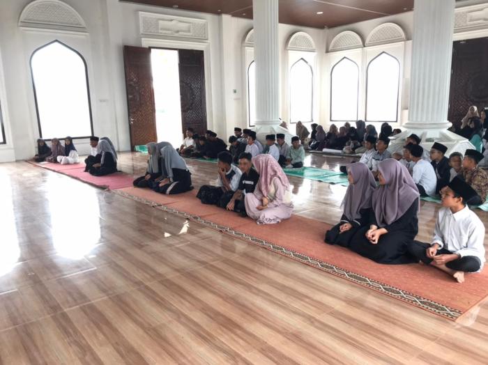 MEMERIAHKAN RAMADHAN DENGAN BERBAGAI LOMBA MEMERIAHKAN RAMADHAN DENGAN BERBAGAI LOMBA